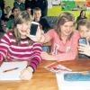 Haben ihr Handy immer dabei: Maria, Jenny und Nico. Doch im Unterricht bleibt es selbstverständlich ausgeschaltet. So verlangt es die Schulordnung. Dies erzählten sie beim Start des Projekts „Sicher im Netz“ in der Mittelschule in Altenkunstadt.