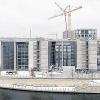 Mit dem Design- und Erfinderpreis des oberfränkischen Handwerks in der Kategorie Objekte ist die Weismainer Firma Dechant Hoch- und Ingenieurbau GmbH für die Erweiterung des Marie-Elisabeth-Lüders-Hauses in Berlin ausgezeichnet worden. Handwerkskammer-Präsident Thomas Zimmer überreichte den Preis gestern Nachmittag beim Oberfrankentag auf der Internationalen Handwerksmesse in München. „Die Dechant Hoch- und Ingenieurbau GmbH wird in Deutschland aufgrund ihrer in dieser Qualität noch nie da gewesenen Leistung im Sichtbetonbau ausgezeichnet“, lobte HWK-Vizepräsident Karl-Peter Wittig. Das Marie-Elisabeth-Lüders-Haus in Berlin ist eines von drei Gebäuden des sogenannten „Band des Bundes“. Es bildet gemeinsam mit dem Bundeskanzleramt und dem Paul-Löbe-Haus ein architektonisches Sinnbild der deutschen Einheit. Sichtbetonbauten dieser Qualität seien in Deutschland bisher noch nicht realisiert. Das Marie-Elisabeth-Lüders-Haus sei somit neu und einzigartig in Deutschland (ein ausführlicher Bericht folgt nächste Woche).