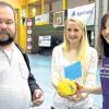 Solidarität: Jochen Gierlich, Abteilungsleiter der HG Kunstadt, überreicht den von der HGK gesammelten Spendenbetrag und die Genesungswünsche der Kunstadter Handball-Familie an die Cousinen von Lukas Reichstein, Elena (Mitte) und Anne Kerling.