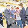 Wie wird es weitergehen?: Michaela Mende (3. v. re.) und Franz Schmidt (3. v. li.) zeigen der Bundestagsabgeordneten Emmi Zeulner (2. v. re.)  ein von ihnen bearbeitetes  Werkstück. Mit im Bild sind (v. li.) Helene Geßlein, Werkstattleiter Thomas Neugeboren, Rüdiger Schick von der Geschäftsleitung  und Geschäftsführer Hans Vonbrunn.