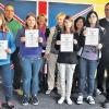 Glückliche Siegerin: Michelle Peuker (5. v. li.) hatte beim English-Reading-Contest für die achten Klassen der Mittelschulen im Landkreis die Nase vorn. Organisatorin Susanne Scholz (links) gratulierte zu dem großartigen Erfolg. Im Mai wird die Schülerin der Pater-Lunkenbein-Schule Ebensfeld den Landkreis beim Oberfranken-Finale vertreten.