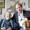 Überlebende: Die bei Abschluss der Dreharbeiten 109-jährigen Pianistin Alice Herz-Sommer mit Daniel Hope.