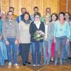Blumen für die neue Vorsitzende: Petra Niechziol mit dem gewählten Führungsteam des TSV Marktzeuln.