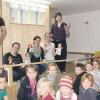 Spaß mit Kasperl und dem neuen Kita-Theater:  Ein Teil des Publikums mit den Puppenspielern (oben, v. li.) Alexander Hofmann, Frank Eitzenberger, Stefanie Kunstmann, Melanie Mager und Martina Motschenbacher.
