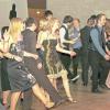 Ausgelassene Stimmung: Schüler, Eltern und Lehrer tanzen in schicker Kleidung – das ist das Besondere an der „Night of the Prom“, die die SMV des Gymnasiums Burgkunstadt in der Kordigasthalle in Altenkunstadt veranstaltet. wird.