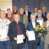 Auszeichnung bewährter Kraftfahrer: Landrat Christian Meißner (6. v. re.), Polizeioberrat Willibert Lankes (links), Vorsitzender Alfons Hrubesch (rechts) und weitere Vorstandsmitglieder beglückwünschten die bewährten Kraftfahrer zu ihrer Ehrung.