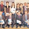 Ausgezeichnet: Die Besten der Ausbildung mit stellvertretendem Landrat Helmut Fischer (li.), Vorsitzender des IHK-Gremiums Lichtenfels, Wilhelm Wasikowski (hintere Reihe, 5. v. re.), Erster Bürgermeisterin Dr. Bianca Fischer (hintere Reihe, 6. v. re.).