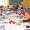 Mit Spaß bei der Sache: Die Kinder befassten sich mit der heiligen Elisabeth und malten Bilder der Heiligen und bastelten Rosen in Anlehnung an das Rosenwunder.