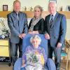 Jubilarin: Johanna Schöpf (mit Blumen) feierte ihren 91. Geburtstag. Glückwünsche sprachen aus: Bürgermeister Helmut Fischer, Einrichtungsleiterin Beate Grünewald und Pfarrer Matthias Hain (von rechts).