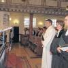 Stiller Moment: In der Johanneskirche Michelau wurde am Donnerstag Diakon Alexander Loos (weißes Gewand) feierlich verabschiedet.