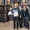 Freuen sich über tolles Ergebnis der Kalender-Aktion: Pfarrer in Rente Gerhard Hellgeth, Dr. Ursula Bender, Rosi Jörig und Pfarrer Georg Birkel (von links).