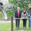 Vorturner: (v. li.)  Landrat Christian Meißner, Maria Wiehle und Kreisfachberater Michael Stromer stellten am Donnerstag auf dem Spielplatz in der Elisabethenstraße in Lichtenfels den Wettbewerb vor.