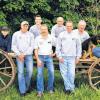 Benzin im Blut: Auf Sonnenschein für den 25. Mai hoffen die Oldtimerfreunde (v. li) Niklas Derra, 2. Vorsitzender Reinhard Derra, 1. Vorsitzender Dominik Wachter, Bernhard Moritz, Stephan Wachter, Walter Mackert, Anton Büttner und Josef Schorn mit Maskottchen „Bella“.