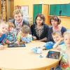 Mit Feuereifer bei der Sache: Kinder entdecken die Welt der Schlaumäuse mit (von links): Monika Hohlmeier, Dorothee Belz und Aileen Duchale.