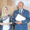 Ausgezeichnet: Siegfried Kerner bekommt von Bayerns Gesundheitsministerin Melanie Huml (CSU) viel Lob und das Bundesverdienstkreuz am Bande.