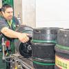 In der Brauerei Hetzel: Brauer Michael Seiler entnimmt die gefüllten Fässer.
