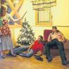 Familie Maier am Weihnachtsbaum: Rita Maier (Monika Görtler) droht ihrem Männern (Manuel Scherer und Stefan Schober) mit dem Nudelholz.