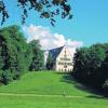 Malerisch gelegen: Schloss Rosenau.