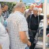 Eine ebenso lehrreiche wie kurzweilige und genussvolle Zeit erlebten die Teilnehmer der OT-Akademie am Samstag. Das Obermain-Tagblatt veranstaltete in der „Würzburger Grillschule“ in Höchberg einen gelungenen Basis-Grillkurs mit Weinverkostung. Unter Anleitung des Deutschen Meisters im Profi-Grillen, Frank Huhnke, erfuhren dabei die vorwiegend männlichen Grill-Enthusiasten viele theoretische Grundlagen und praktische Tipps an verschiedenen Grills. Von Fingerfood über Steaks bis zu leckeren Desserts reichte die Palette an Köstlichkeiten, die direkt und indirekt, auf Holzkohle- und Gasgrills zubereitet wurden. Dazu reichte ein Sommelier immer die passenden Weine zum jeweiligen Gericht – insgesamt fünf an der Zahl. Nach rund fünfeinhalb lehrreichen Stunden brachte der Bus die fröhliche Grillerschar wieder wohlbehalten zurück nach Lichtenfels. OT-Vertriebsleiter Ludwig Wiesmann bedankte sich herzlich bei den Teilnehmern und dem Kursleiter für die gelungene Veranstaltung.