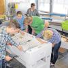 Gemeinsam geplant und realisiert haben Neuntklässler der Herzog-Otto-Mittelschule mit Auszubildenden der Firma „Scherer & Trier“ einen Tischkicker. Dabei lernten die Lichtenfelser viel über den Ausbildungsberuf des Werkzeugmechanikers kennen.