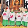 Altardienst: Über die neuen Ministranten (vorne, v. li.) Jonas Gust, Fabian Günther, Chris Ruppert, Hanna Feil und Anna Herzog freuen sich (v. li.) Diakon Herbert Mayer, Pfarrgemeinderatsvorsitzender Michael Gärtlein, Oberministrant Nicolai Graß und Pfarrer Ferdinand Martin, der in diesem Monat als Aushilfe in den Pfarreien Mainroth, Burgkunstadt und Kirchlein wirkt.