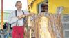 Handwerkskunst: Eckart Henzler arbeitet eine Krippe aus einem hohlen Lindenstamm mit einem Durchmesser von 1,30 Meter heraus. An diesem Wochenende ist der Holzschnitzer beim Altstadtfest in Burgkunstadt in der Straße der mittelalterlichen Handwerker zu erleben.