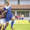 1:0-Erfolg: Ihren Gegner aus Bergdorf-Höhn in Schach gehalten haben die Hochstadter Fußballer (blaues Trikot) in ihrem ersten Spiel nach der Rückkehr in die A-Klasse.