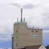 Antennenwald: 18 Sendeantennen sind laut Auskunft der EMF-Datenbank auf dem Raiffeisengebäude in Burgkunstadt installiert. Die Bürgerinitiative Mobilfunkstandort Altenkunstadt warnt, dass ein Ausbau der Funkübertragung für schnelles Internet (LTE) aufgrund hoher Datenströme zu immer mehr Sendern und damit auch zu mehr Elektrosmog führe.