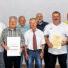 Ehrungen: Auszeichnungen gab es bei der Spielvereinigung Isling -  (von links) Klaus Handke (geehrt), Winfried Weinbeer (neues Ehrenmitglied), Roland Lowig (Stadtrat), Hans Zeulner (Vorstand), Edmund Hennig (Ehrenvorsitzender), Stefan Krappmann (geehrt) sowie Helmut Baum (Trainer).
