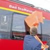 Mit Schwung: Der Staffelsteiner Bürgermeister Jürgen Kohmann beim Enthüllen des Zugnamens.