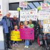 Standen im Regen: Die Eltern und Kinder, die für den Erhalt des Schulstandorts in Mainroth kämpfen, demonstrierten vor dem Rathaus.