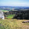 Naturerlebnis: Malerische Felsenformationen und die weiten Ausblicke ins Maintal machen Wanderungen auf dem Görauer Anger zu einem Erlebnis.