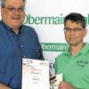 Geburtstagskind: Ludwig Wiesmann (li.) beschenkt  Matthias Hatzold mit einem Restaurant-Gutschein.