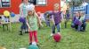 Originell: Luisa (links) und Emma meistern die Disziplin „Ballondreibn“ gekonnt.