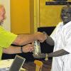 Dank für die Treue: Pfarrgemeinderat Bernhard Dietz überreicht Pfarrer Thomas Oppong-Mensah ein Erinnerungsstück für 25 Jahre Urlaubsaushilfe in der Kuratie.