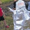 Fast wie ein Gespenst: Eingepackt in eine feuerschutzsichere Kleidung wirkt der silberne Brandschützer fast wie ein Gespenst. Eine Szene einer Übung mit den Mistelfelder Feuerwehr-Kids.