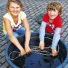 Hauptsache elastisch: Damit das Peddigrohr schön biegsam ist, weichen es Larissa und ihr Bruder Konstantin aus Rothwind ein paar Minuten lang in Wasser ein.