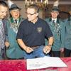 Auszeichnung: Für seine überragenden Erfolge bei der offenen Deutschen Meisterschaft und der Weltmeisterschaft durfte sich Axel Richter beim Empfang im Lichtenfelser Rathaus ins Ehrenbuch der Stadt Lichtenfels eintragen.
