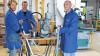 Forschen für neuen Werkstoff: Julian Reuter, Peter Kraft und Tobias Essler (v.li.) im Innovationszentrum Lichtenfels. Hier demonstrieren sie, wie mit einer Pumpe Farbe durch Rattanstangen gepresst wird.