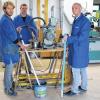 Forschen für neuen Werkstoff: Julian Reuter, Peter Kraft und Tobias Essler (v.li.) im Innovationszentrum Lichtenfels. Hier demonstrieren sie, wie mit einer Pumpe Farbe durch Rattanstangen gepresst wird.