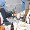 Auf den Ehrentag: Mit einem Schluck Bier stieß Johann Schauer (rechts) mit Bürgermeister Bernhard Storath an.