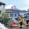 Im Übungseinsatz: Die Feuerwehrführungskräfte nehmen letzte Absprachen vor. Während die Küpser Wehrleute auf der Drehleiter schon mit dem „Außenangriff“ begonnen haben, gehen die Burgkunstadter im Vordergrund gerade in ihre Position, um den Brandherd zu bekämpfen.
