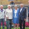Reise in eine dunkle Vergangenheit: Bürgermeister Matthias Schneiderbanger mit Hans Hertel, Gunda Schaller, Gilberte Denis, Josef Hofmann und Gabriel Muller.