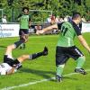„Schiri, Foul!“: Vergeblich reklamiert hier der Gehülzer Angreifer. Der Baiersdorfer Klinke hat ihm den Ball abgenommen und spielt ihn gemeinsam mit Hahner (Mitte) wieder nach vorne.