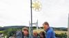 Hoch über Mainroth: Zimmerermeister Günther Stenglein, Birgit Stenglein, Kirchenpfleger Karlheinz Kohles und Zimmerer Frank Bähr von der Zimmerei Stenglein bargen die Wetterfahne auf dem Kirchturm.