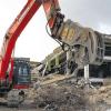Schweres Gerät: Die vordere Hälfte des Kaufhaus-Gebäudes haben die Bagger schon fast ganz abgetragen. Penibel werden dabei Metall und Dämmstoffe aus dem Schutt geborgen.