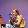 Haut rein: Olaf Schubert begleitet sich selbst auf der Gitarre.