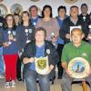 Alle Pokalgewinner: mit im Bild 1. Kreisschießwart Bernd Willumeit (li., vorne), Schießwart Norbert Lurtz (re.), 1.Vorsitzende Anna Maria Krappmann (re., vorne) sowie (sitzend) die Gewinnerin der Jubiläumsscheibe, Rosmarie Köhnlein (SK Mistelfeld) und der Gewinner der Glücksscheibe, Johann Barnikel (SK Oberwallenstadt).