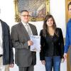 Zum neuen Standesbeamten für den Standesamtsbezirk Lichtenfels wurde der Verwaltungsfachwirt Marcus Woock bestellt. Erster Bürgermeister Andreas Hügerich überreichte Marcus Woock die Bestellungsurkunde und wünschte ihm in seiner neuen Funktion viel Glück. Hauptamtsleiter Manfred Diller (links) gratulierte ebenfalls. Marcus Woock arbeitete zunächst als Gas- und Wasserinstallateur und absolvierte von 2005 bis 2008 eine Verwaltungsfachausbildung bei der Stadt Lichtenfels. Im Anschluss ermöglichte die Stadt ihm den beruflichen Aufstieg mit der Weiterbildung zum Verwaltungsfachwirt. Marcus Woock wird künftig gemeinsam mit der Standesbeamtin Sandra Schmitt (2. v. re.) Geburten, Sterbefälle und Hochzeiten in Lichtenfels beurkunden. Zudem soll Marcus Woock auch die Aufgabe als Datenschutzbeauftragter bei der Stadt Lichtenfels übernehmen.