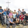 In einem gemeinschaftlichen Ausdauererlebnis setzte sich der ASC Burgberg das Ziel, die höchsten Berge der Regierungsbezirke in Bayern zu besteigen. Nach dem Hesselberg (689 Meter, Mittelfranken), dem Kreuzberg (928 Meter, Unterfranken) und dem Schneeberg (1051 Meter, Oberfranken) wurden am Samstag der Osser (1293 Meter, Oberpfalz) und gleich nebenan am Sonntag über den Kleinen Arber (1384 Meter) der Große Arber (1456 Meter), der höchste Berg Niederbayerns, bezwungen. Das Bild zeigt einen Teil der ASC-Wanderer am Gipfelkreuz des Großen Arbers. Im nächsten Jahr werden die höchsten Berge von Schwaben (Trettachspitze)  und Oberbayern (Zugspitze) in Angriff genommen.